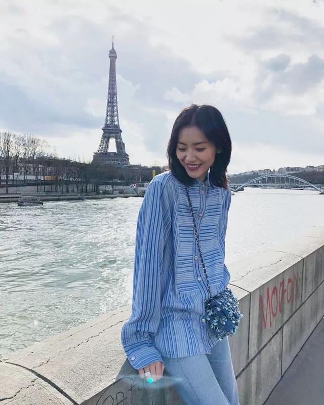 一个人旅游怎么给自己拍照,床上怎么拍腿照好看