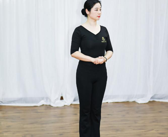 女士站姿礼仪9个标准图,女士礼仪站姿左手上还是右手上
