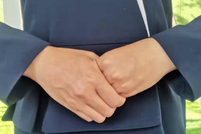 女士站姿礼仪9个标准图,女士礼仪站姿左手上还是右手上