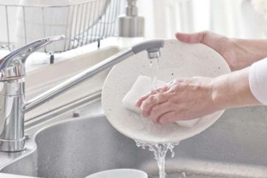 洗碗又快又干净的诀窍,洗碗工用什么方法能保护双手