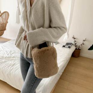 水桶包可以搭配大衣吗,冬天水桶包怎么搭配