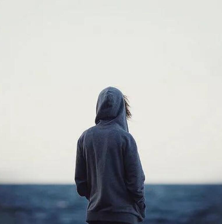 一个男人孤独沧桑背影图片