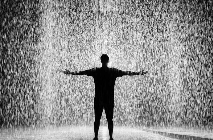 一个男人孤独沧桑背影图片