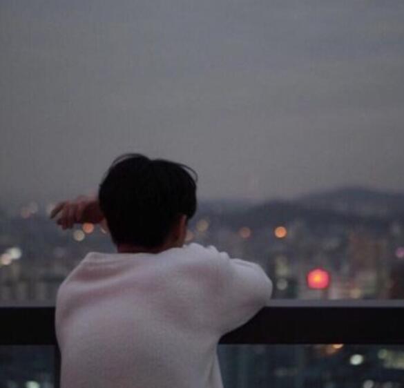 一个男人孤独沧桑背影图片,夜晚街上孤独男人背影