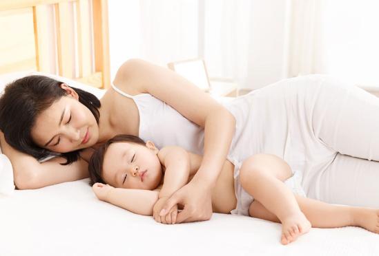 婴儿深爱妈妈的表现,刚出生婴儿喜欢妈妈的表现