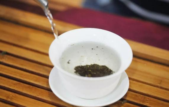 泡茶叶第一遍必须要倒掉吗,茶叶泡多长时间就必须倒掉