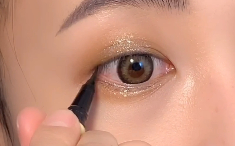 眼线不脱妆的小技巧，怎么画下眼线不脱妆