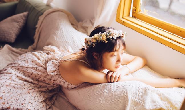 女孩看到喜欢的男生会有什么反应