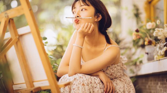 女孩看到喜欢的男生会有什么反应