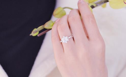 女生戴中指戒指能追吗，为什么戴婚戒的女人你就别再追了