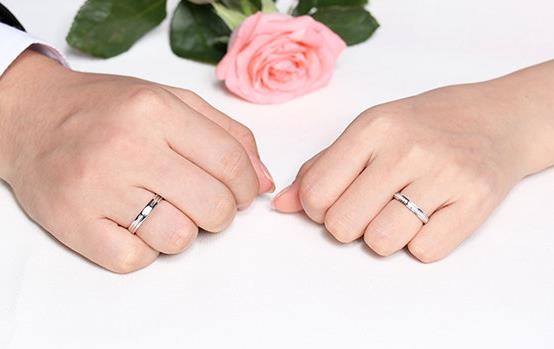 女生戴中指戒指能追吗，为什么戴婚戒的女人你就别再追了