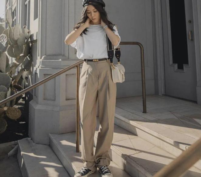 t恤怎么塞裤子里好看，女生黑t恤配什么裤子显腿长