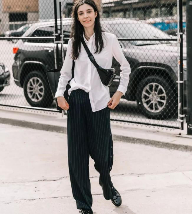 t恤怎么塞裤子里好看，女生黑t恤配什么裤子显腿长