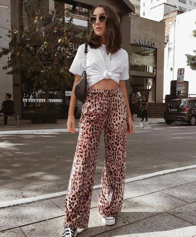 t恤怎么塞裤子里好看，女生黑t恤配什么裤子显腿长