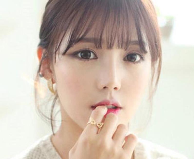 中庭偏长适合什么发型,中庭偏长的女生适合剪刘海吗