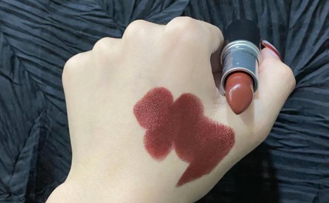 口红夏天适合哪个色号,女生比较白用什么色号口红