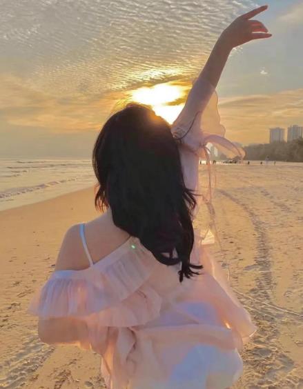 女人拥抱阳光背影图片