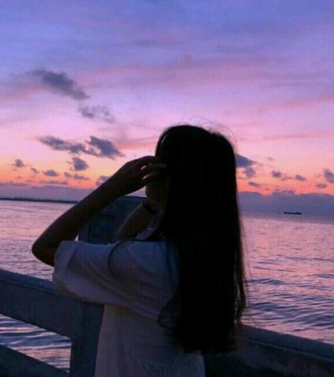 女生背影仰望天空图片