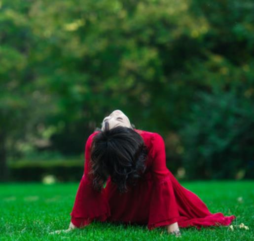 女生背影仰望天空图片,独自一人仰望天空头像背影