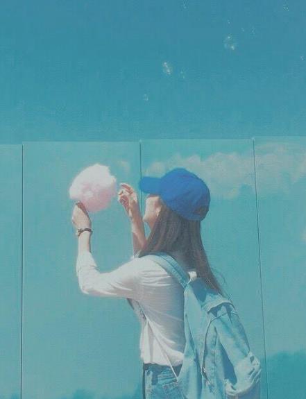 女生背影仰望天空图片