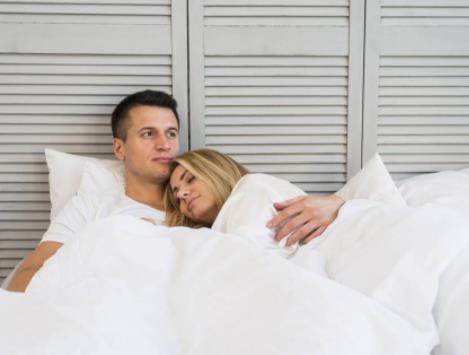 躺在怀里撒娇的图片,女人被男人拥抱的图片