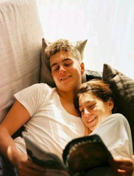 躺在怀里撒娇的图片,女人被男人拥抱的图片