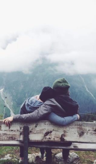 躺在怀里撒娇的图片,女人被男人拥抱的图片