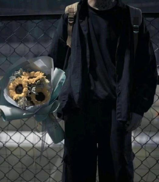 一只手拿花伤感的图片