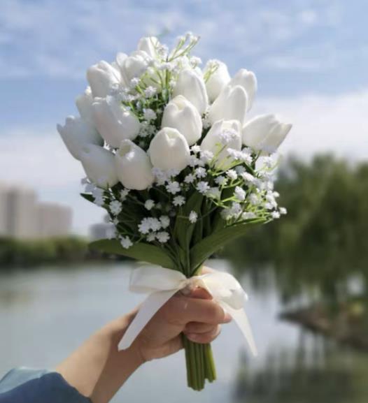 一只手拿花伤感的图片,一只手拿花的图片唯美高清