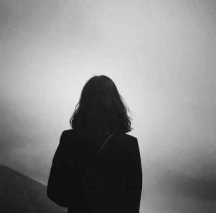 黑色孤独伤感图片大全,女人伤感图片孤独绝望