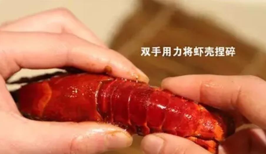 小龙虾的正确吃法图解,小龙虾怎么处理才干净