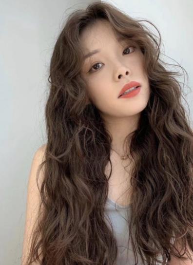 蜗牛卷烫发发型图片