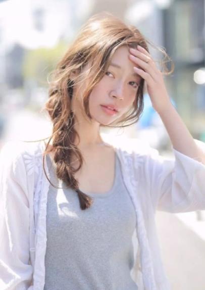 2022流行女人染发颜色图片