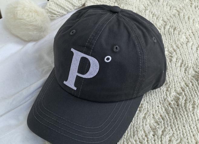 帽子上p字母是什么牌子，帽子上那个像叉子的是什么品牌