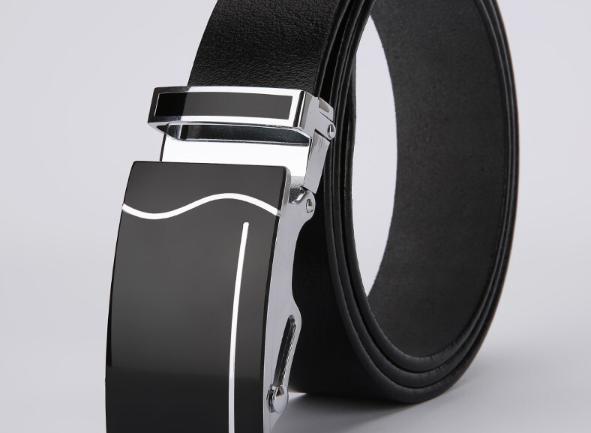 男人喜欢女人送皮带吗，为什么男人会在女人面前整理皮带