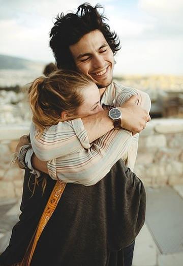 二人深情拥抱图片,适合给情人拥抱的图片