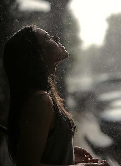女人淋雨伤感背影图片,一个女人淋雨的背影