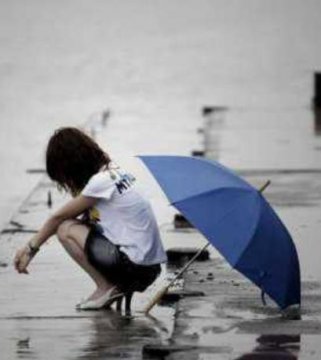 女人淋雨伤感背影图片，一个女人淋雨的背影