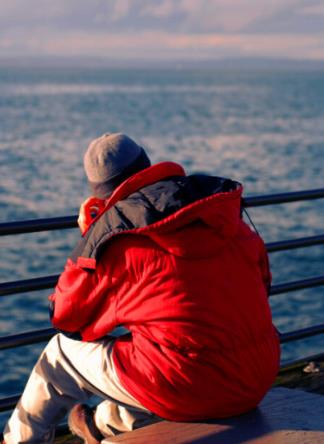 男人独坐沉思的图片,男人独坐背影沉思的图片