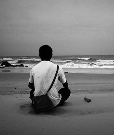 男人独坐沉思的图片,男人独坐背影沉思的图片