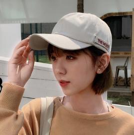 夏天戴帽子怎样显脸小,短发型戴什么帽子好看