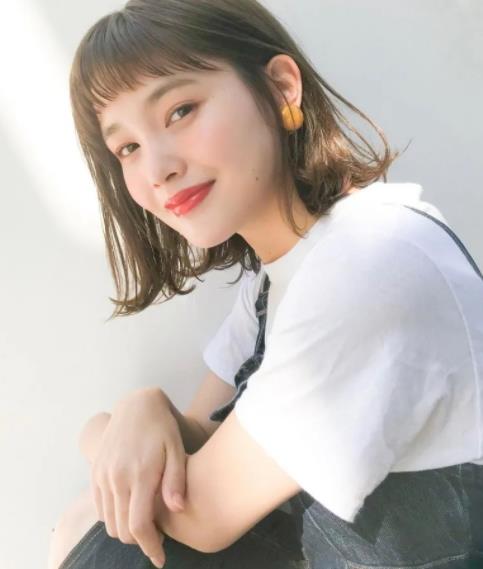 齐耳短发烫发图片,短发烫发翻翘式发型