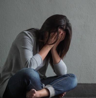 伤心到心痛的图片带字,一个人伤心痛哭的图片