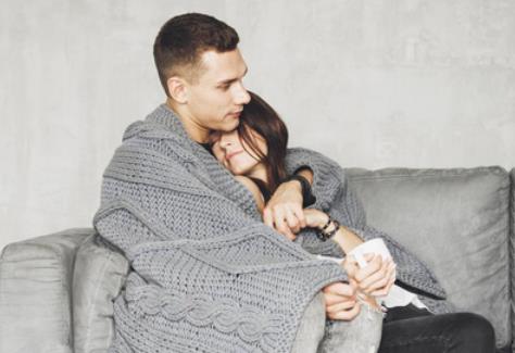 情侣坐沙发上抱抱图片,情侣亲密的拥抱姿势图片