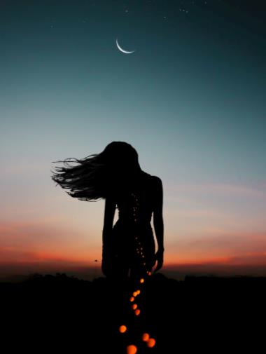 夜晚孤寂落寞的背影图片