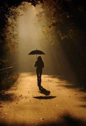 夜晚孤寂落寞的背影图片