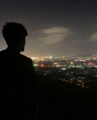 夜晚孤寂落寞的背影图片