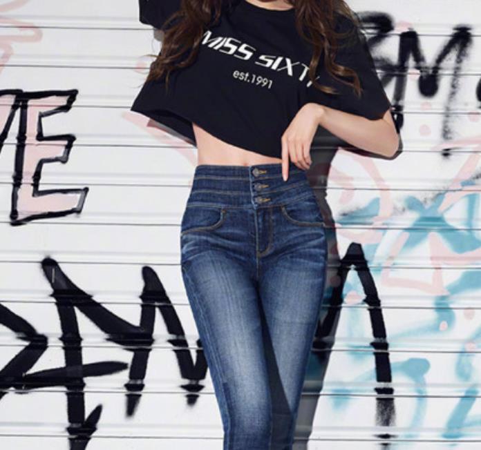 为什么女人穿牛仔裤不用皮带,女生穿牛仔裤需要系皮带吗