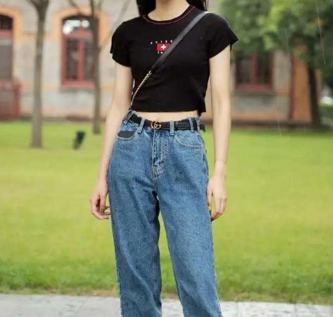 为什么女人穿牛仔裤不用皮带,女生穿牛仔裤需要系皮带吗