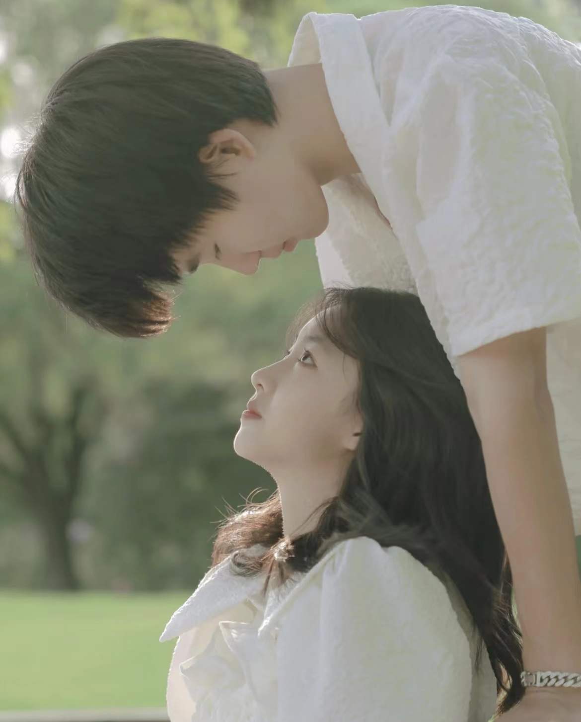 男女含情脉脉对视图片,男女含情脉脉照片